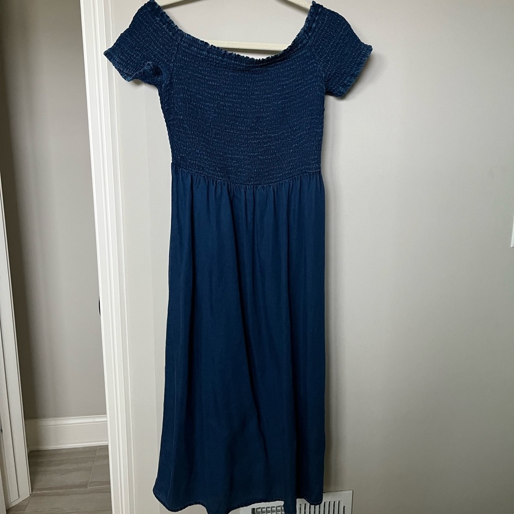 Old navy size medium blue chambray dress size medium. Worn once